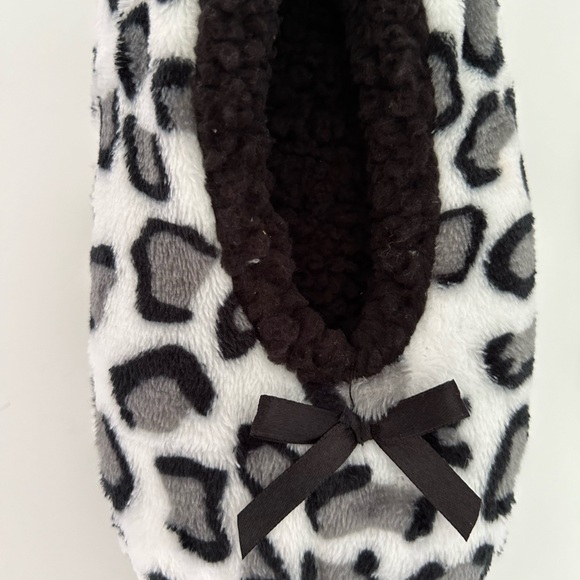 BNWT Leopard Print Fleeced Lime Grip Bottom Slippers Size 9 - 10 - Picture 3 of 4
